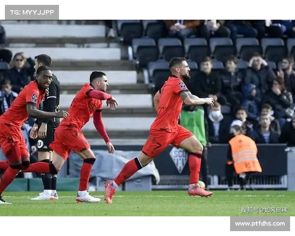 法甲赛季最后时刻绝杀逆转 激战激燃点燃球迷激情 法甲赛季最后时刻绝杀逆转 激战激燃点燃球迷激情